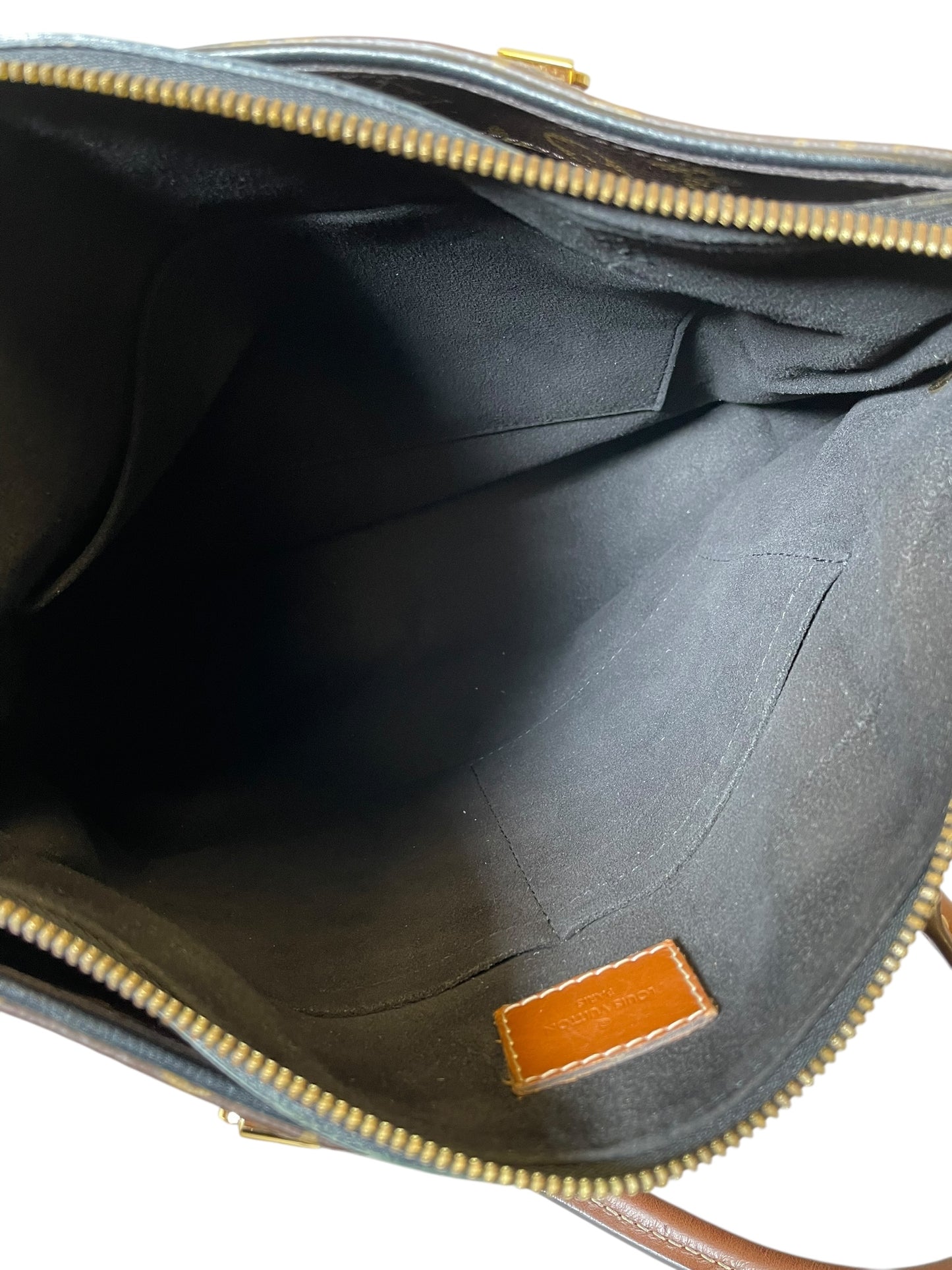 Handbag Luxury Designer By Louis Vuitton, Size: Medium