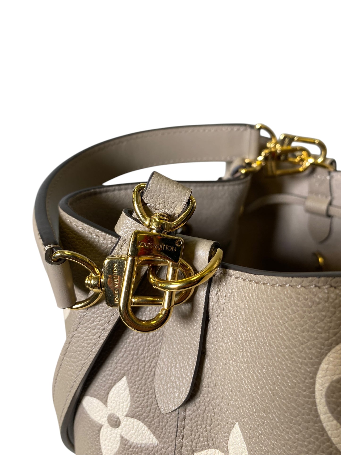 Handbag Luxury Designer By Louis Vuitton, Size: Medium
