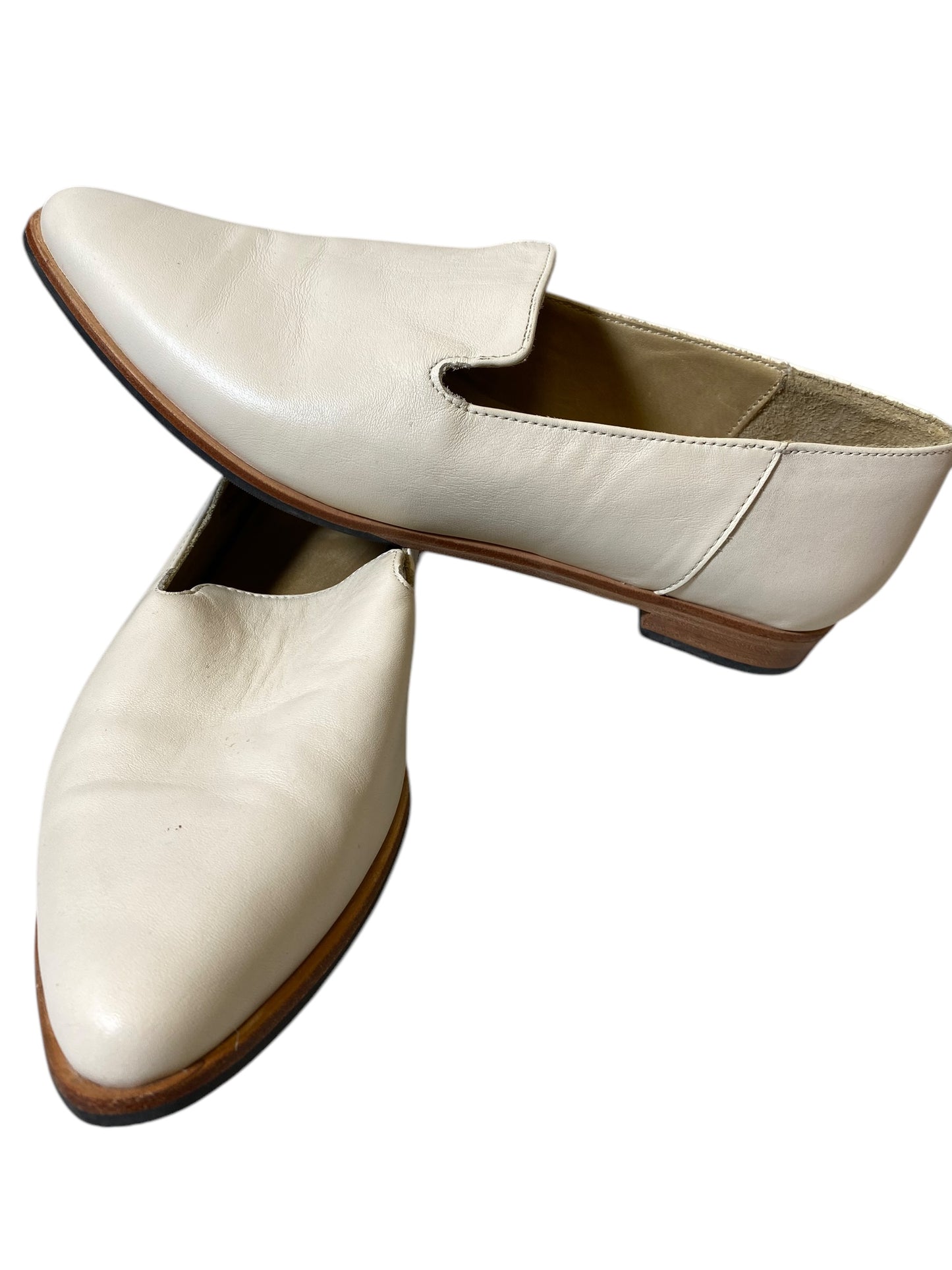 Shoes Flats By Clothes Mentor In Cream, Size: 11