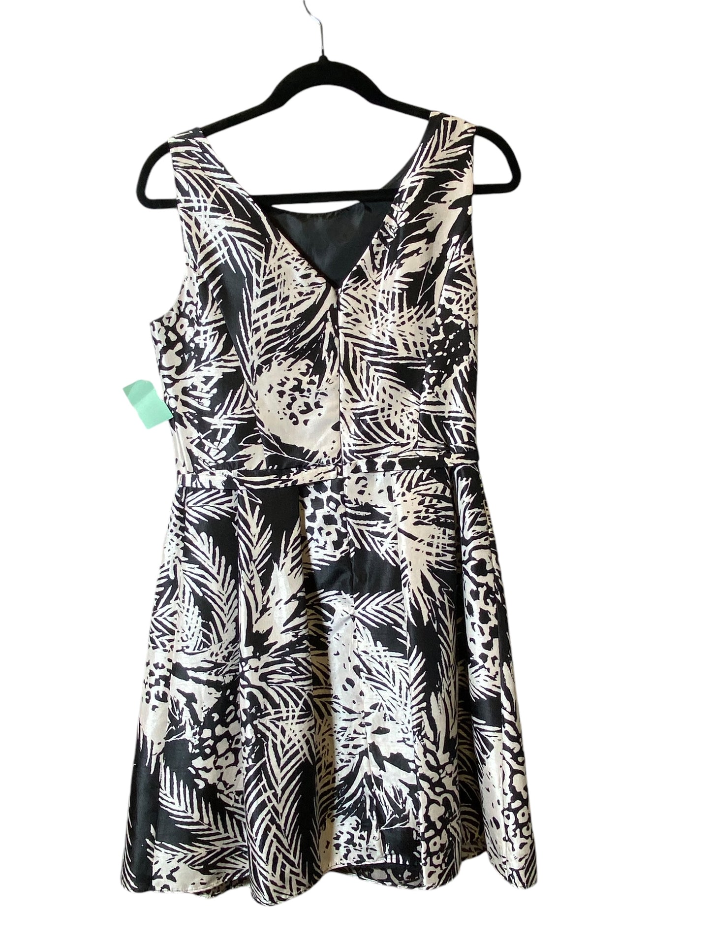 Dress Casual Short By Taylor In Black & White, Size: 6