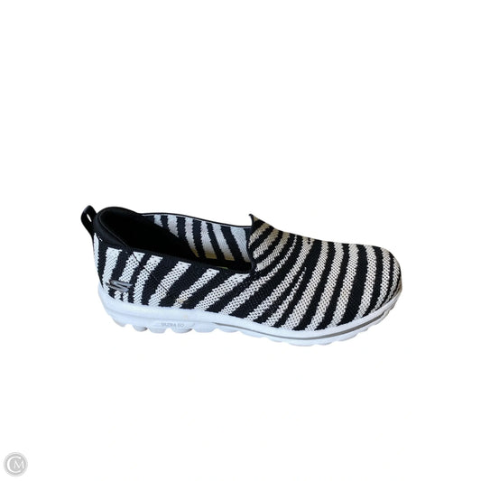 Shoes Flats By Skechers In Black & White, Size: 9