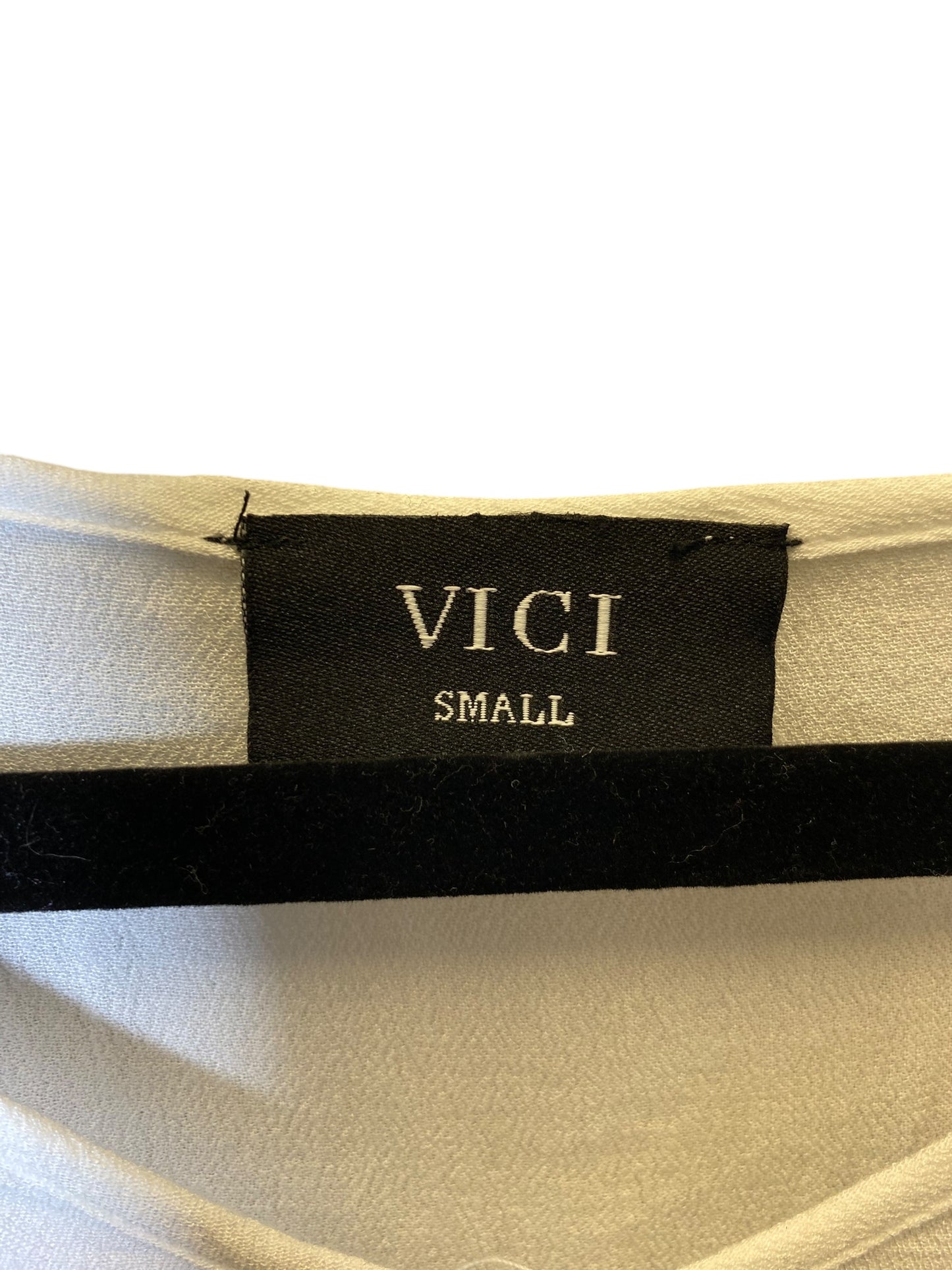 Top Short Sleeve By Vici In White, Size: S