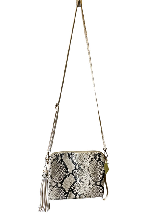 Crossbody By Clothes Mentor, Size: Medium