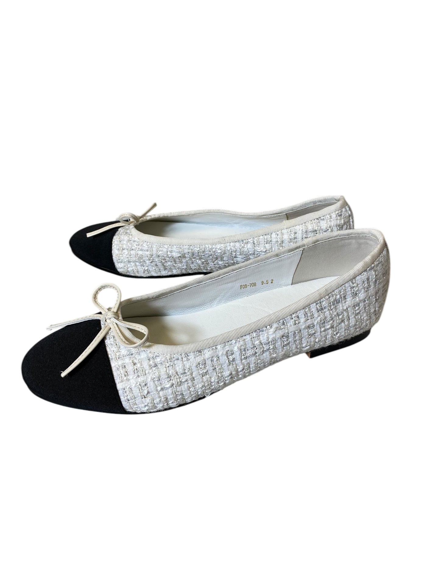 Shoes Flats By Clothes Mentor In Black & White, Size: 9.5