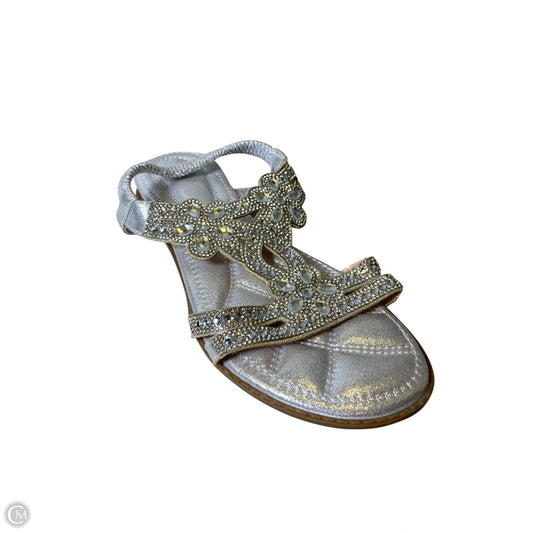 Sandals Flats By Clothes Mentor In Silver, Size: 8.5