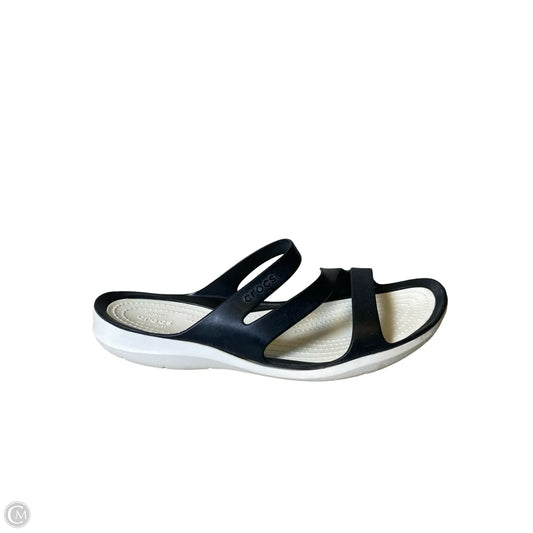 Sandals Flats By Crocs In Black & White, Size: 10