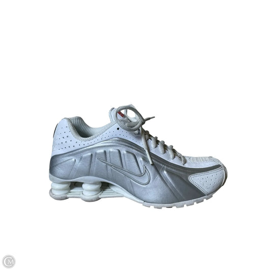 Shoes Athletic By Nike In Grey & White, Size: 7
