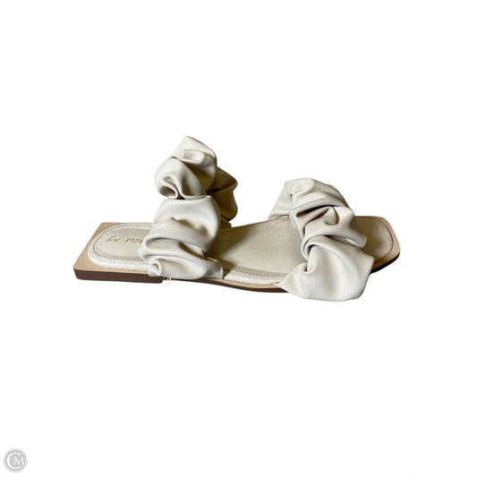 Shoes Flats By Clothes Mentor In Cream, Size: 8