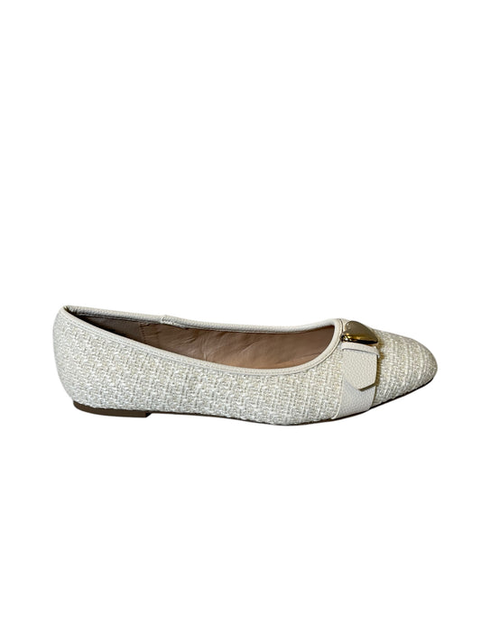 Shoes Flats By Clothes Mentor In Cream, Size: 9