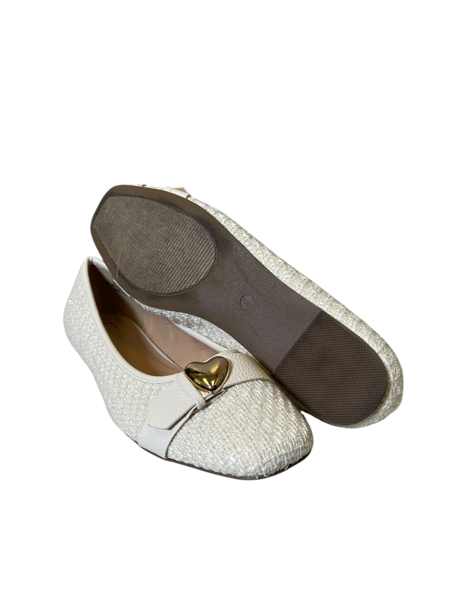 Shoes Flats By Clothes Mentor In Cream, Size: 9