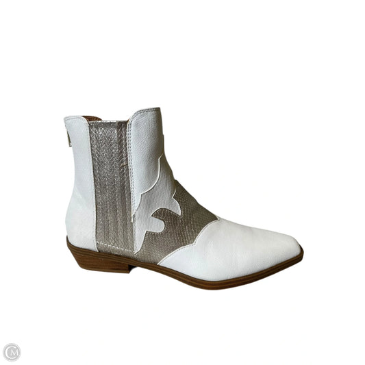 Boots Ankle Flats By Yellow Box In Silver & White, Size: 6.5