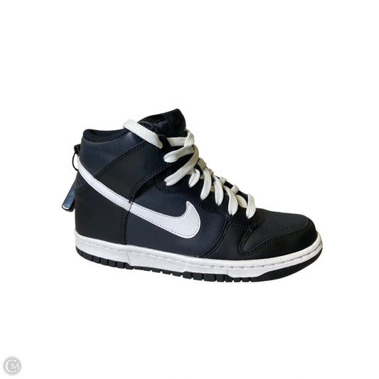 Shoes Sneakers By Nike In Black & White, Size: 4.5Y