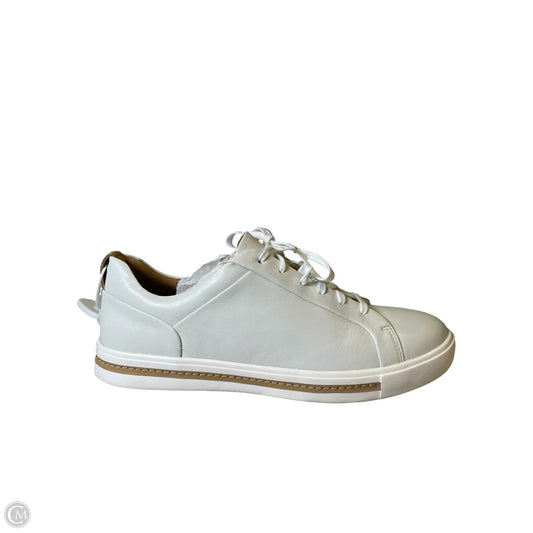 Shoes Flats By Clarks In Ivory, Size: 10