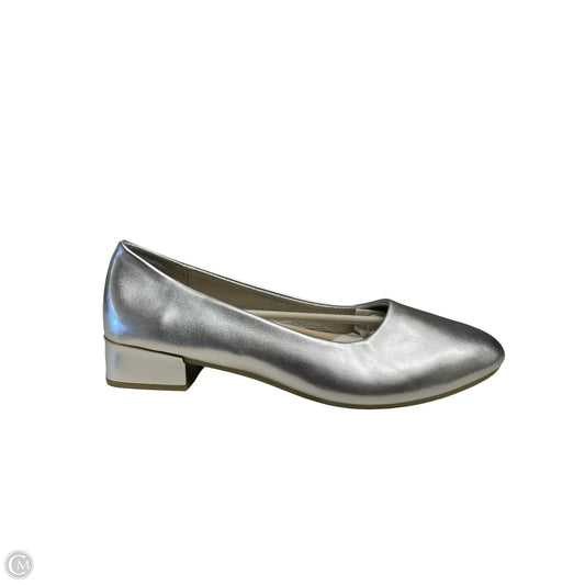 Shoes Flats By Clothes Mentor In Silver, Size: 11