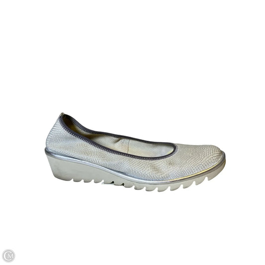 Shoes Flats By Clothes Mentor In Grey, Size: 8