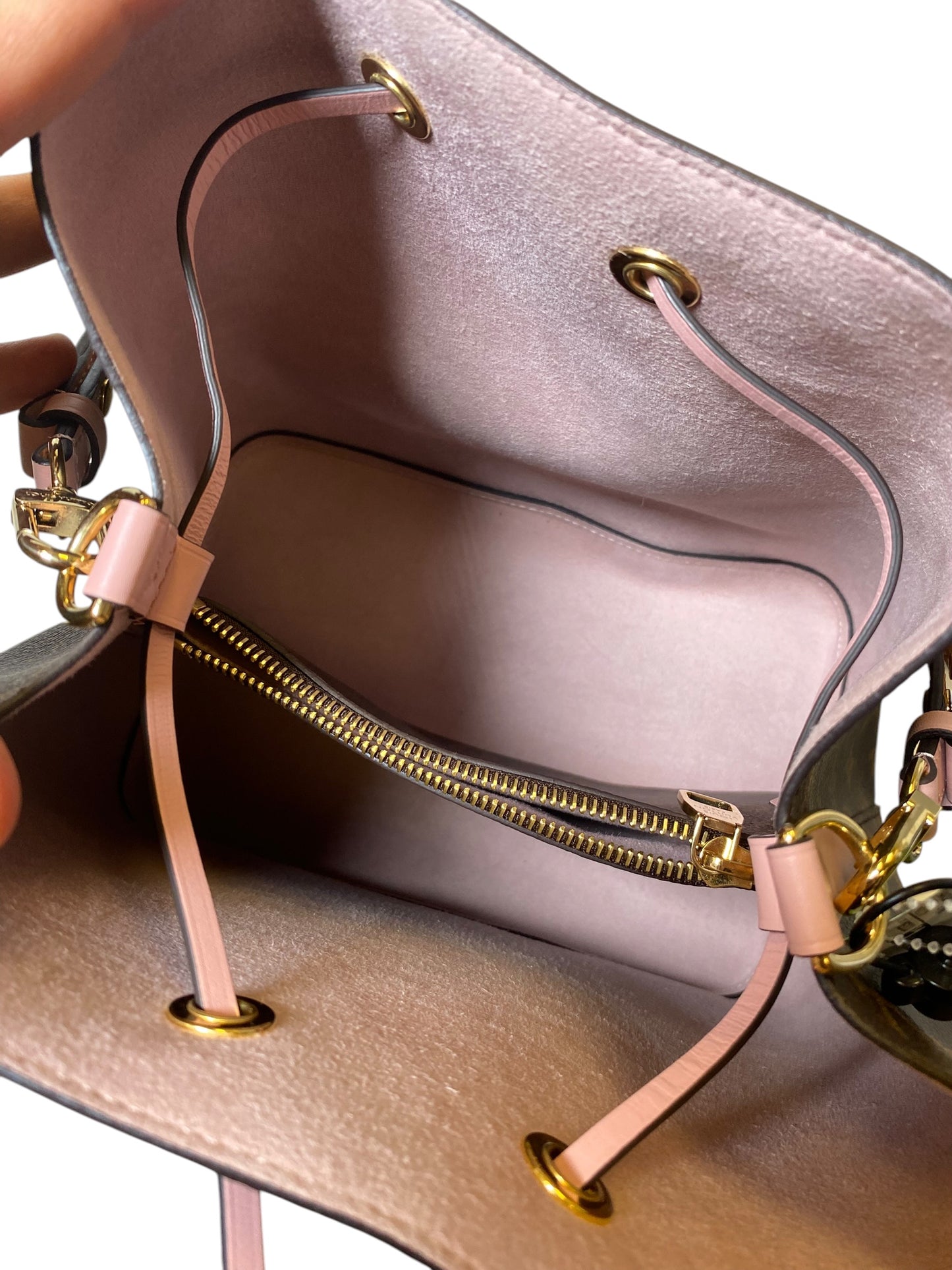 Handbag Luxury Designer By Louis Vuitton, Size: Medium